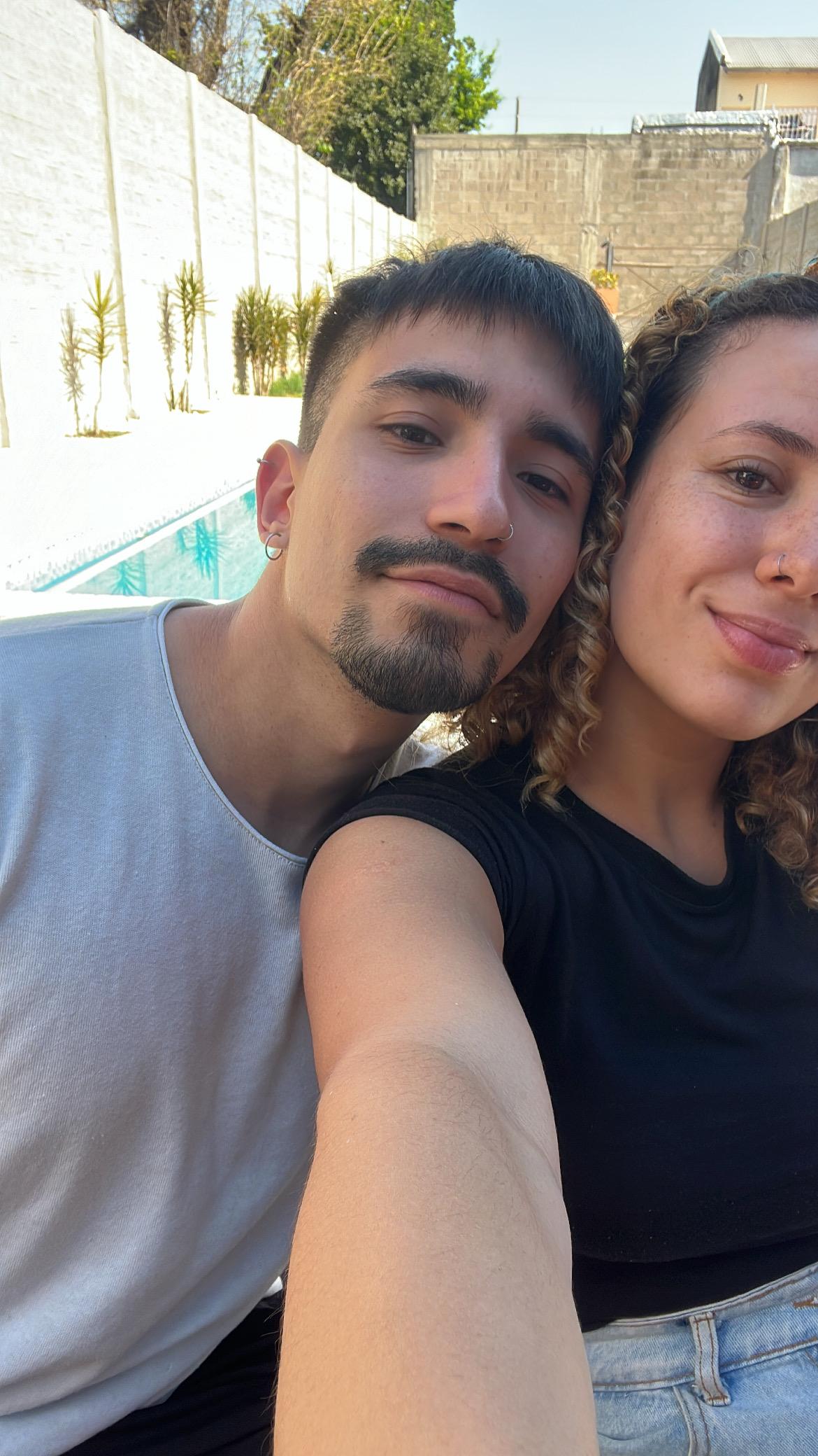 Pareja caminando al atardecer